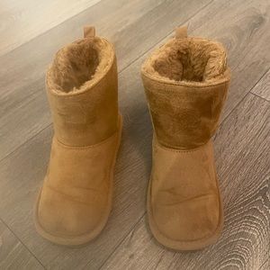 Like new Joe Fresh toddler Uggs size toddler 10 only worn once or twice.
